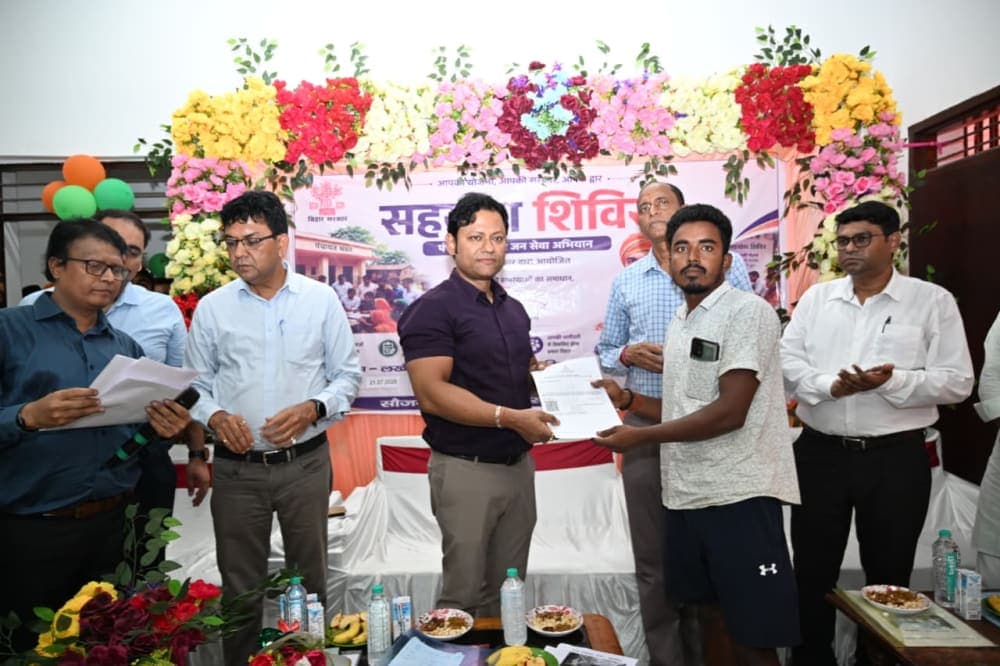 लखीसराय में सहयोग शिविर बना जनसेवा का केंद्र, प्रभारी सचिव ने किया निरीक्षण, लाभुकों को योजनाओं का मिला लाभ