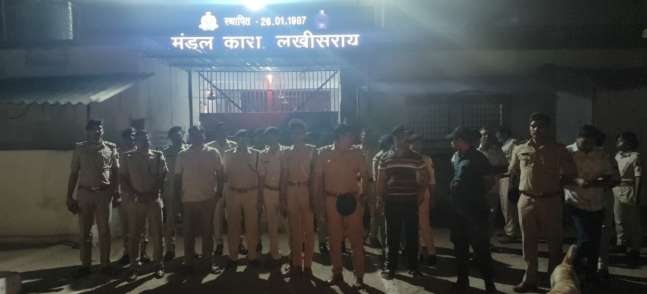 मंडल कारा में छापेमारी के बाद एसडीएम के साथ पूरी टीम